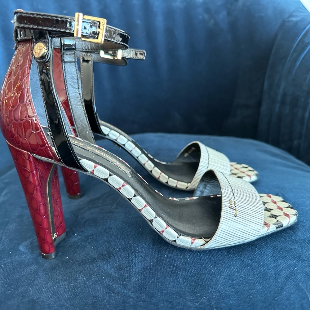 Jorge Bischoff high heels like new. Size 7.
